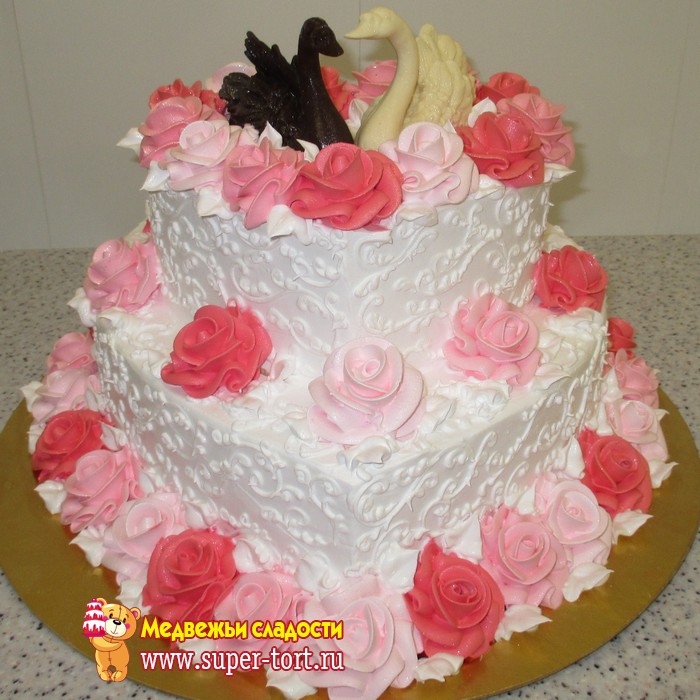 Свадебный торт с красными и розовыми розами и лебедями